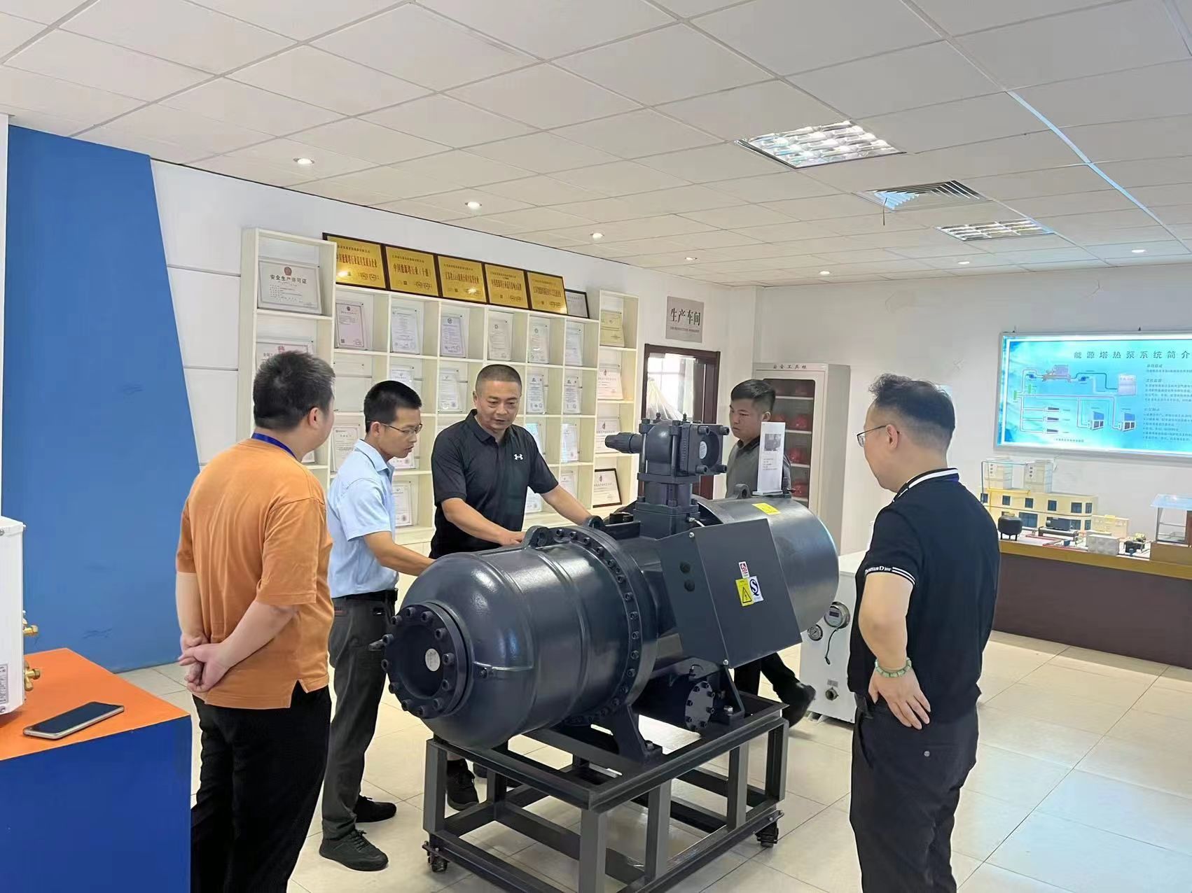 热烈接待新疆阿克苏地区商务局向导一行莅临hjc888黄金城参访交流